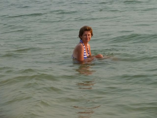 Gisela testet ihr neues Badekleid bei einem Bad im Meer.